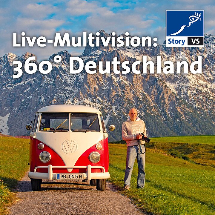 Live-Multivision: 360° Deutschland. Ein Mann steht neben einem roten VW-Bus mit weißem Dach vor Bergen. (KI generiert)