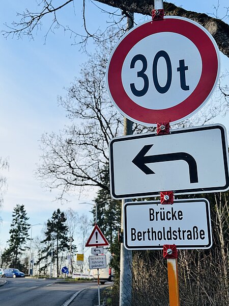 Verkehrszeichen: Höchstgewicht 30 t, Linksabbiegepfeil und Zusatzschild „Brücke Bertholdstraße“.