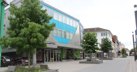 Innenstadt Schwenningen Straße in der Innenstadt Schwenningen mit Bäumen und Sitzgelegenheiten flankiert.