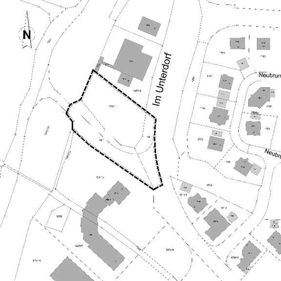 Kartenausschnitt mit einem gestrichelt umrandeten Grundstück an der Straße "Im Unterdorf", umgeben von grauen Gebäudeumrissen, Grundstücksgrenzen, Wegen und einem Nordpfeil.