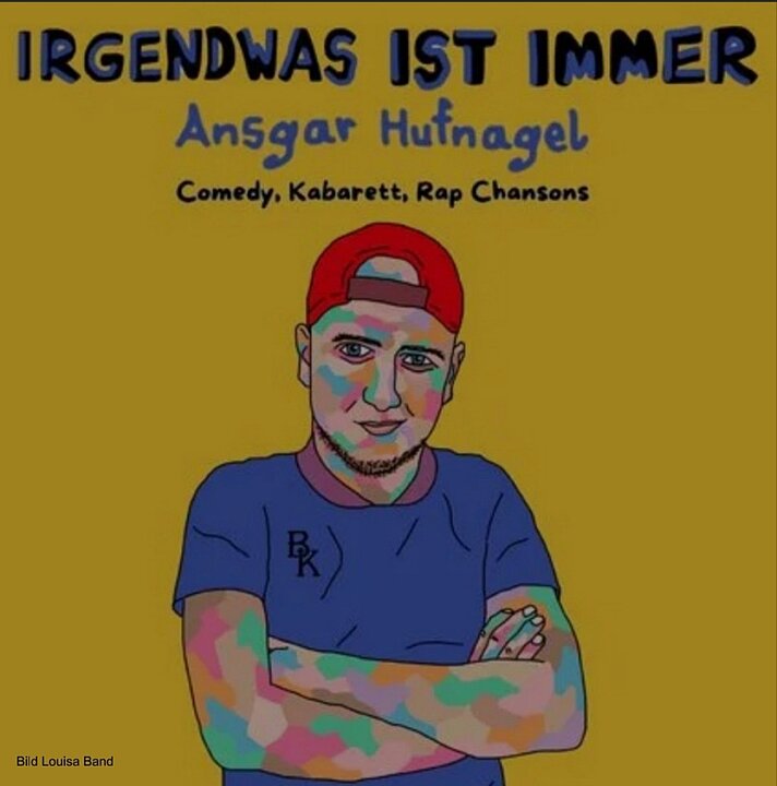 Comedian Ansgar Hufnagel mit roter Mütze und buntem T-Shirt hält Mikrofon. (KI generiert)