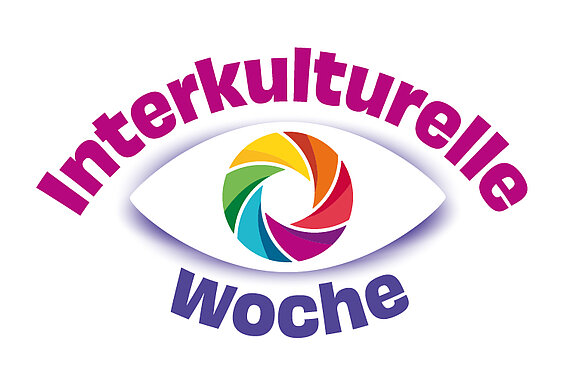 Interkultrelle Woche Logo für die Interkulturelle Woche: Ein stilisiertes Auge mit bunten Farbkreisen in der Mitte, umgeben von dem Schriftzug "Interkulturelle Woche" in lebhaften Farben. Das Bild symbolisiert Vielfalt und interkulturellen Austausch.