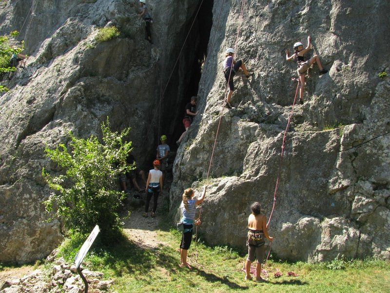 Der Stadtjugnedring organisiert tolle Freizeitaktuvitäten für junge Erwachsene, wie hier beim Klettercamp im Kanton Schwyz.