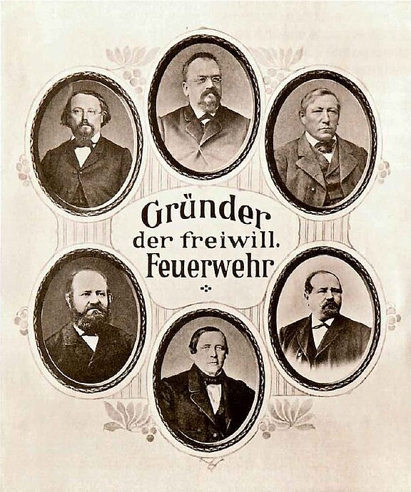 Sechs ovale, historische Schwarzweißporträts von Männern um den Schriftzug „Gründer der freiwill. Feuerwehr“.