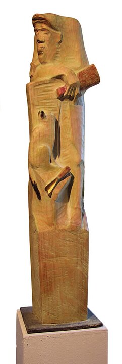 Holzstatue einer stehenden Frau mit langem Kleid und verschränkten Armen. (KI generiert)