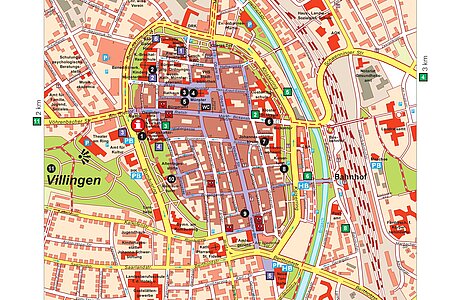 Detaillierter, farbiger Stadtplan von Villingen mit hervorgehobenem historischen Altstadtring, Straßen, Bahnhof, Fluss, Parks und Symbolen für Sehenswürdigkeiten, Hotels, Parkplätze sowie Legende.