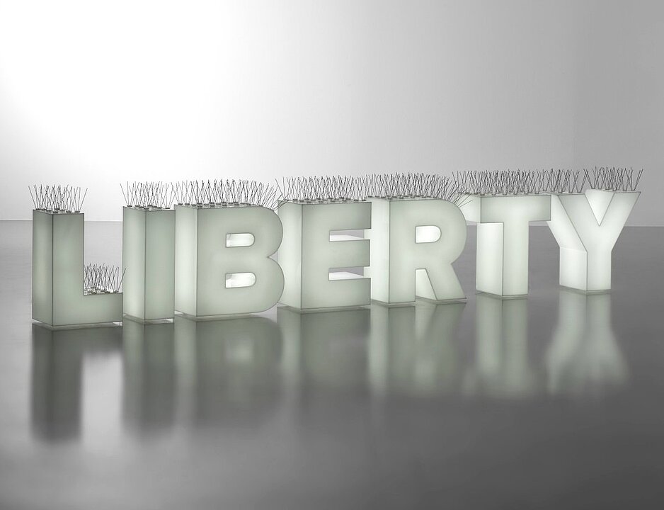 3D-Buchstaben LIBERTY in Glaswürfeln auf hellem Hintergrund. (KI generiert)
