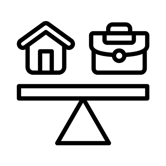 Symbolische Waage mit einem Haus auf der einen Seite und einer Aktentasche auf der anderen, Darstellung der Balance zwischen Privatleben und Beruf.