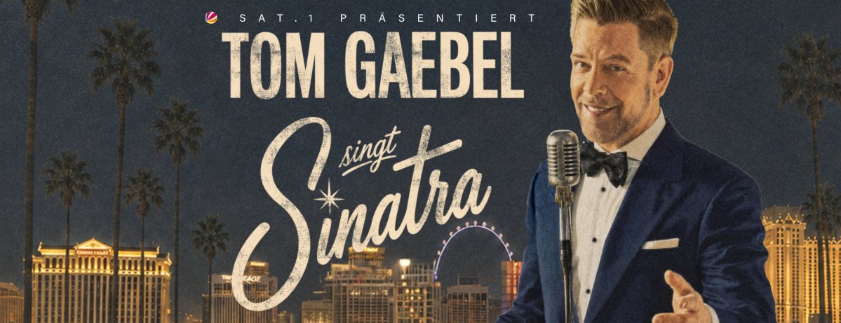 Tom Gaebel singt im Anzug vor Las Vegas Skyline mit Gitarre. (KI generiert)