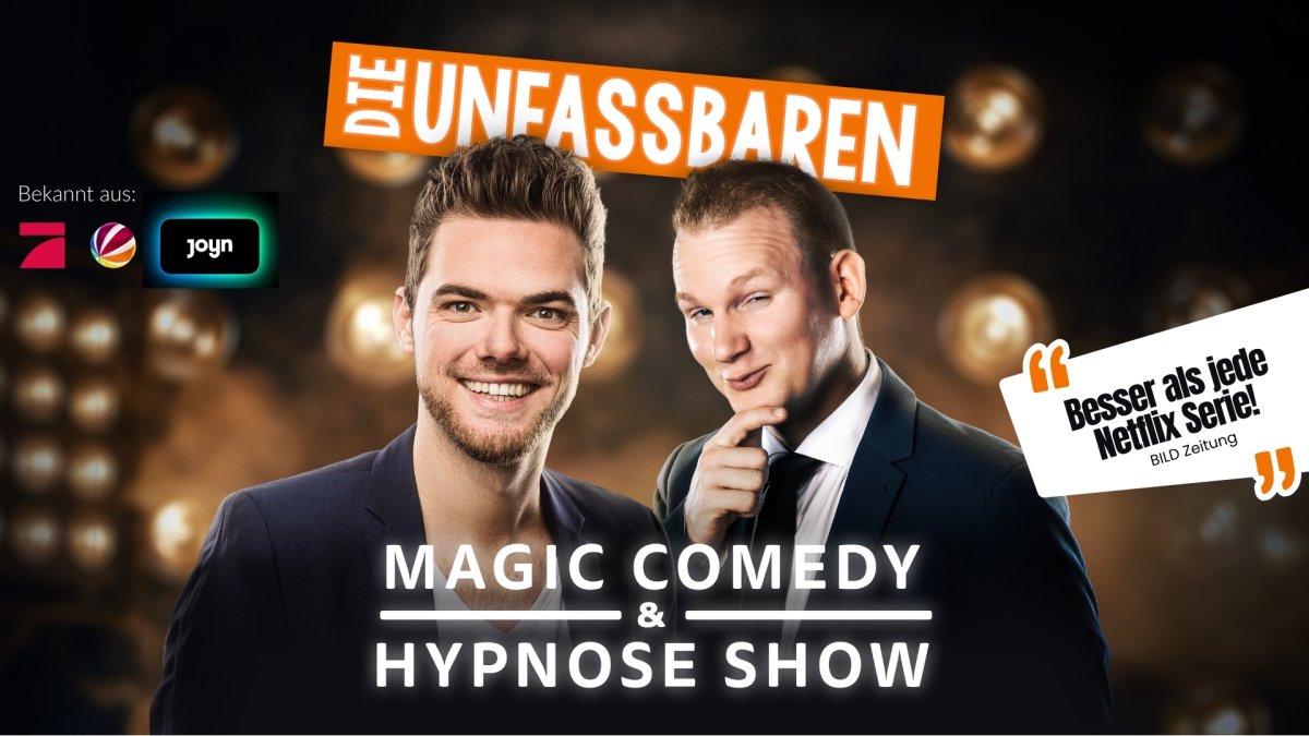 Zwei Männer in Anzügen präsentieren eine Magic Comedy & Hypnose Show. (KI generiert)