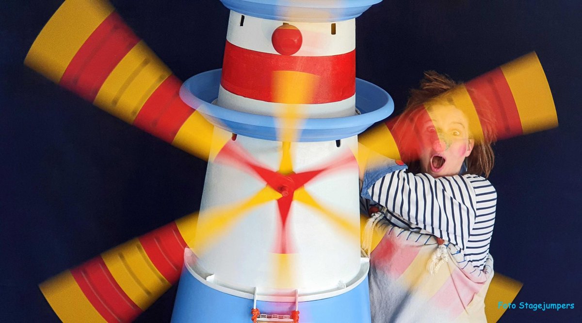 Clown mit rot-weiß gestreifter Mütze und Kragen bläst Luftballons auf. (KI generiert)