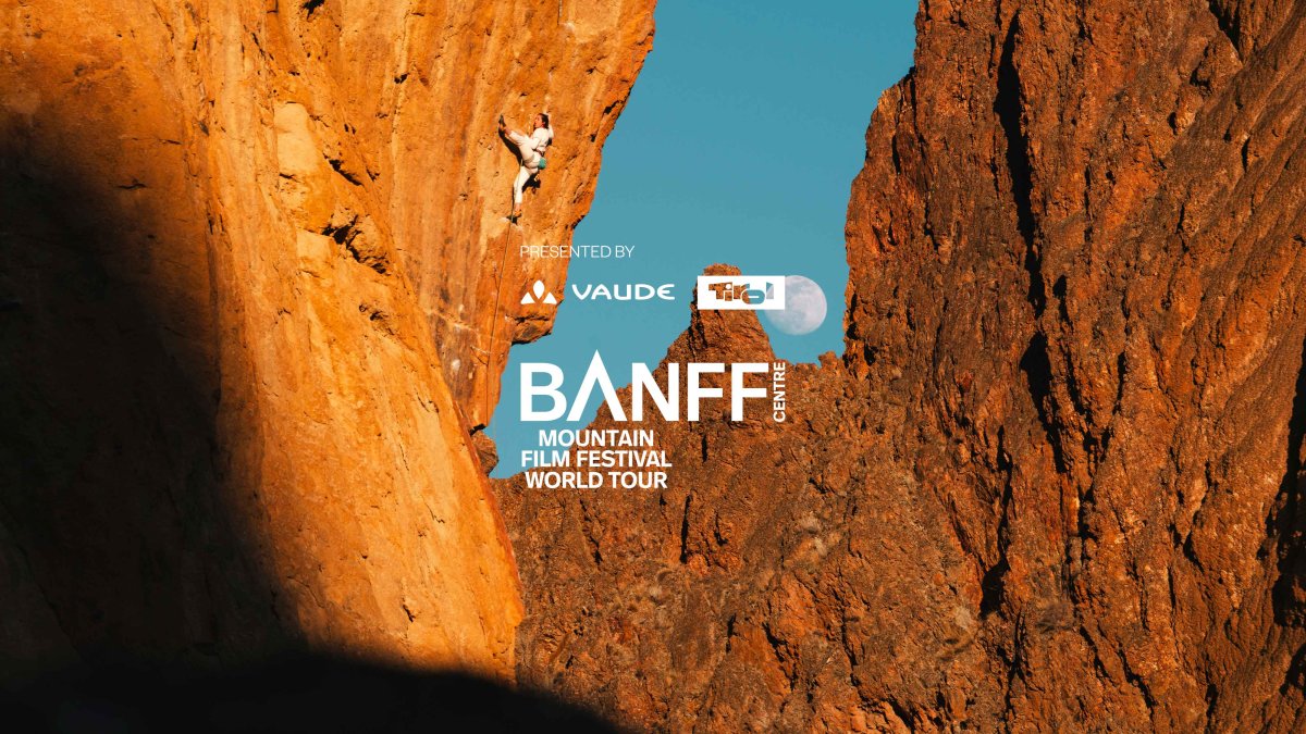 Plakat des Banff Mountain Film Festivals an Felswand mit Bergsteiger. (KI generiert)