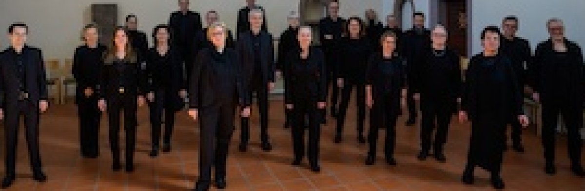 Gruppenfoto von 15 Personen in Anzügen vor einem Gebäude. (KI generiert)