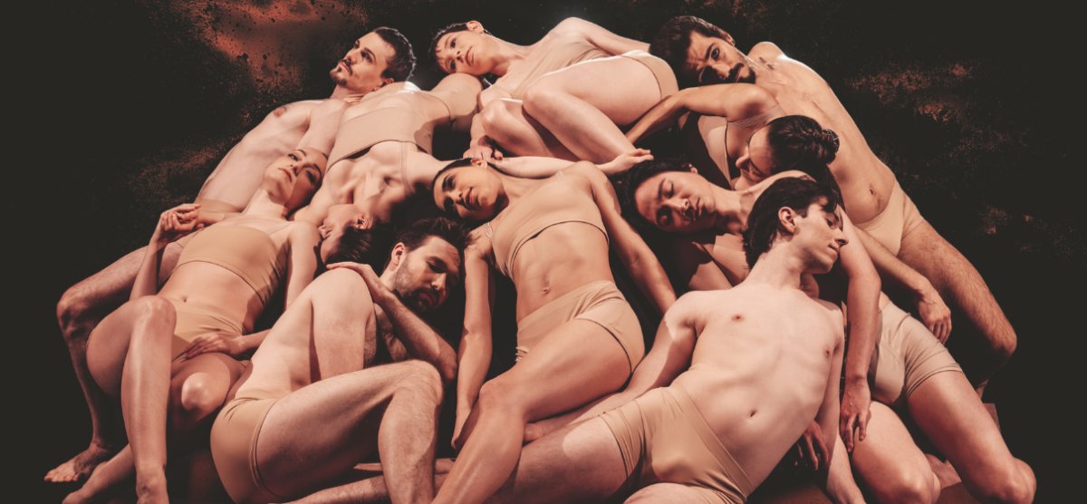 Gruppe nackter Menschen in enger Umarmung, symbolisiert Einheit oder Gemeinschaft. (KI generiert)
